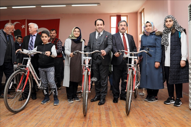 Başkan Eser 40 gence bisiklet dağıttı