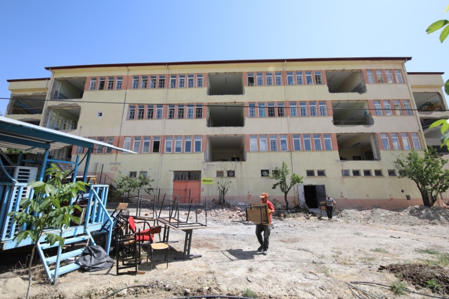 Depremden zarar gören okullarda çalışma başladı